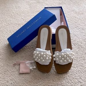 100% Authentic! Gently worn! Still has all the originally packaging!🤍🤍